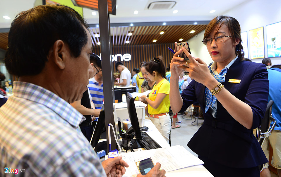 Quầy giao dịch của nhà mạng ở Sài Gòn chật cứng người chờ chụp hình